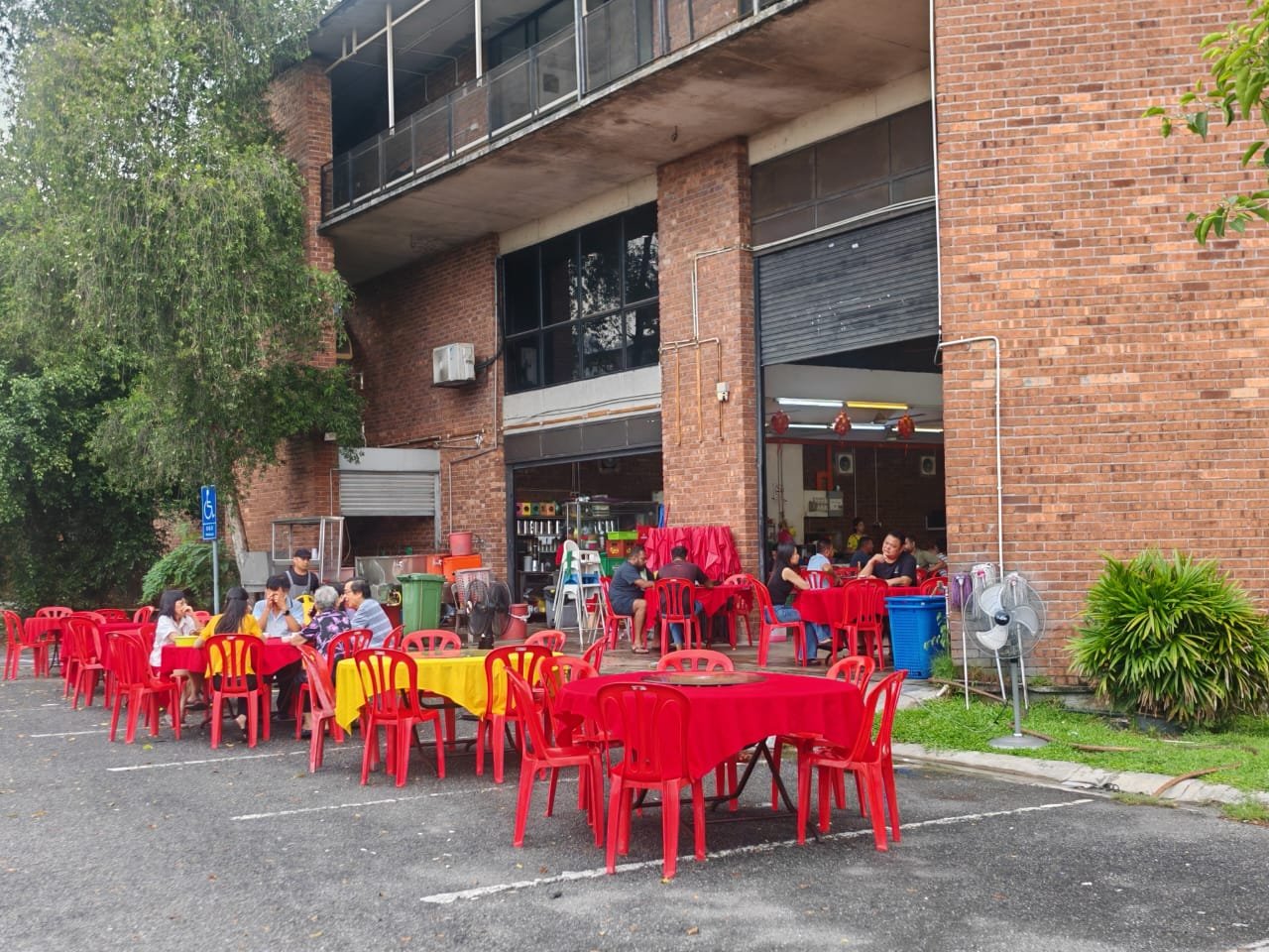 Outdoor seating at Calvin Hot Wok seafood restaurant, Klang